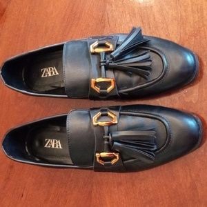 Zara Black women's loafers with tassels.